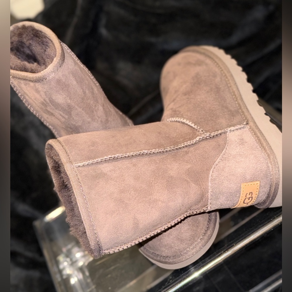 UGG Classic Short Boot In Brown New* - Picture 11 of 12